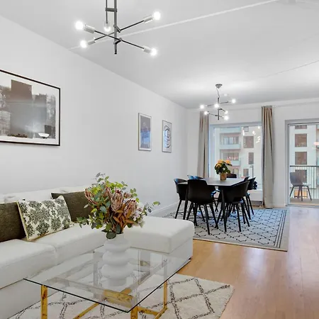 Sanders Arena - Charming Three-bedroom Close To Metro Station *