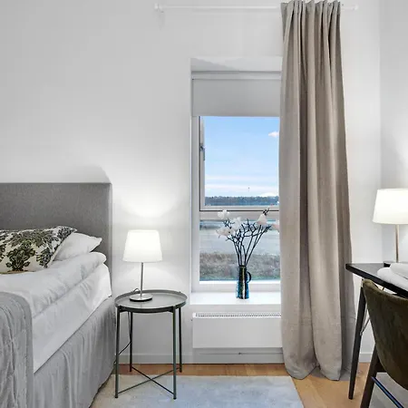 Sanders Arena - Charming Three-bedroom Close To Metro Station
