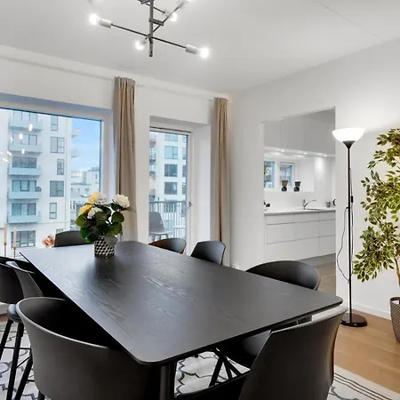 Apartment Sanders Arena - Charming Three-bedroom Close To Metro Station *