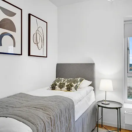 Sanders Arena - Charming Three-bedroom Close To Metro Station Apartment *